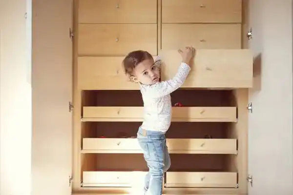 کمد باید محکم باشد و به درستی ثابت شود تا اگر کودک شما با آن برخورد کرد، روی او برنگردد.