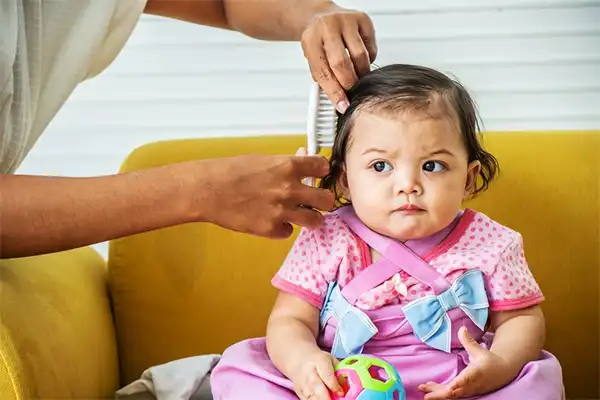 استفاده از برس مناسب رشد موی کودک شما را زیاد می‌کند.