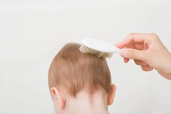 مدل موی نوزادتان را بشناسید و بعد مناسب با آن، ست شانه و برس مدنظر را تهیه کنید.