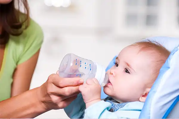 همراه داشتن یک بطری کوچک امکان شیر خوردن سریع و راحت کودک را فراهم می‌کند.