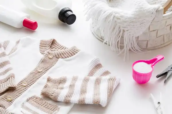 از شوینده‌ها با رایحه ملایم برای لباس نوزاد استفاده کنید تا از آسیب به دستگاه تنفسی جلوگیری شود.