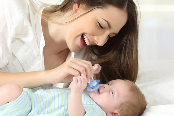 برای حفظ ایمنی و سلامت نوزاد، بهتر است از پستانک‌های یک تکه با سری ارتودنسی استفاده شود.
