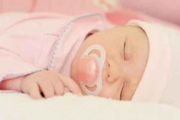 استفاده زودهنگام از پستانک باعث می‌شود نوزادان در مکیدن سینه مادر با مشکل روبه‌رو شوند.