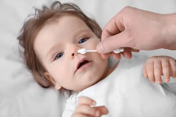 اگر به هر دلیل مجبور شدید پماد یا کرمی را به نواحی خاصی از بدن کودک بمالید، می‌توانید از گوش پاک کن استفاده کنید.