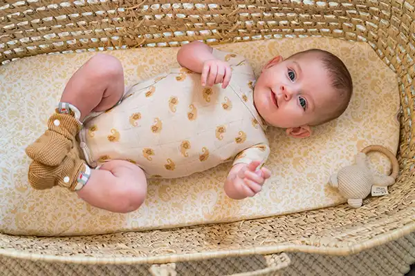 بادی‌ لباسی یک‌تکه با دکمه‌هایی در میان پاها است تا بتوان به راحتی پوشک نوزاد را تعویض کرد.