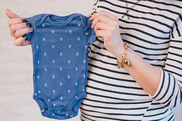 تمام لباس‌های یکسره نوزاد در ناحیه پوشک، دکمه‌هایی دارد که می‌توانید با بازکردن آن‌ها، پوشک را تعویض کنید.