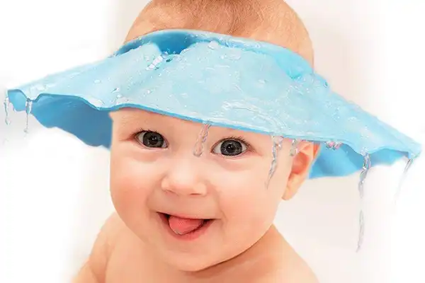 طراحی کلاه حمام به گونه‌ای است که آب را از چشم و گوش کودک دور نگه داشته تا از حمام کردن لذت ببرد.