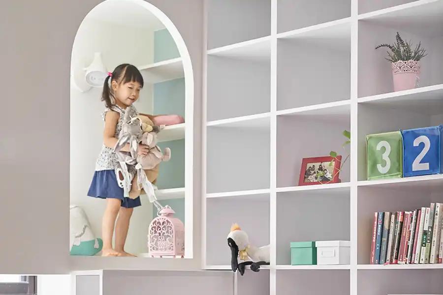 با نصب انواع شلف دیواری اتاق کودک می‌توانید آن‌ها را به مرتب‌کردن اتاقشان ترغیب کنید.