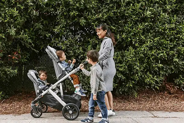 صندلیها را پشت سر هم، امکان جابهجایی در محیطهای محدود را راحتتر میکنند.