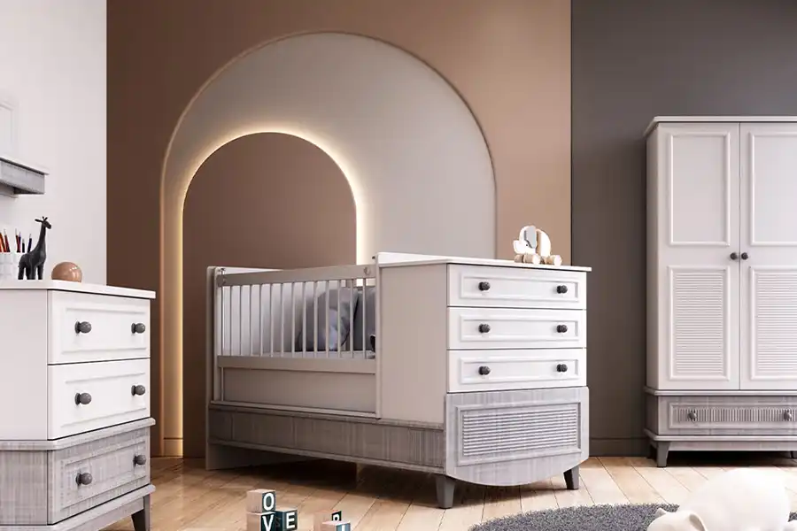 تخت تبدیلی نوزاد به نوجوان معمولاً دارای امکاناتی مانند قابلیت تنظیم ارتفاع، امکان استفاده به‌عنوان تخت نوزاد و همچنین تخت کودک است.