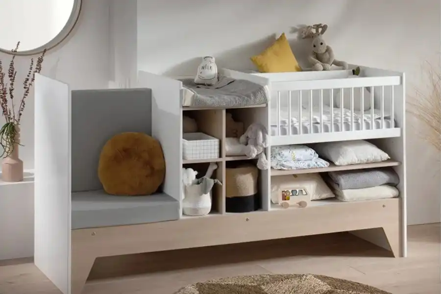یک تخت و کمد مناسب، سبک را با عملکرد ترکیب می‌کند و فضای ذخیره‌سازی زیادی را برای همه لوازم نوزاد ارائه می‌دهد.