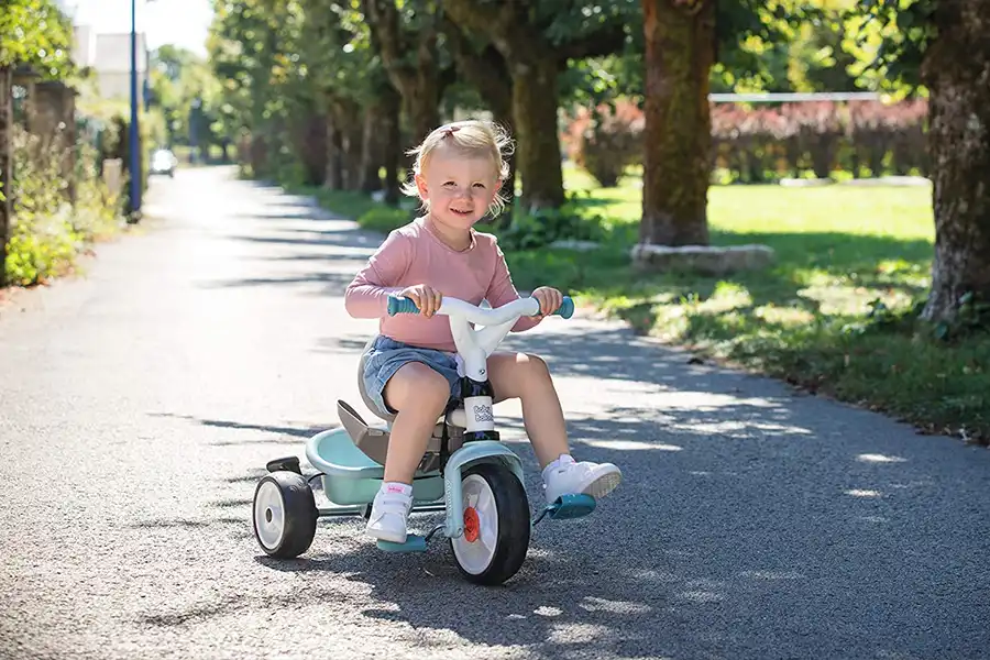 استفاده از سه‌چرخه باعث می‌شود تمام حواس کودک درگیر شده و مهارت‌های او افزایش یابد.