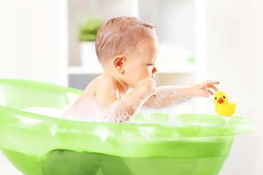 استفاده از محافظ گوش کودک، مانع ورود آب به گوش نوزاد می‌شود.