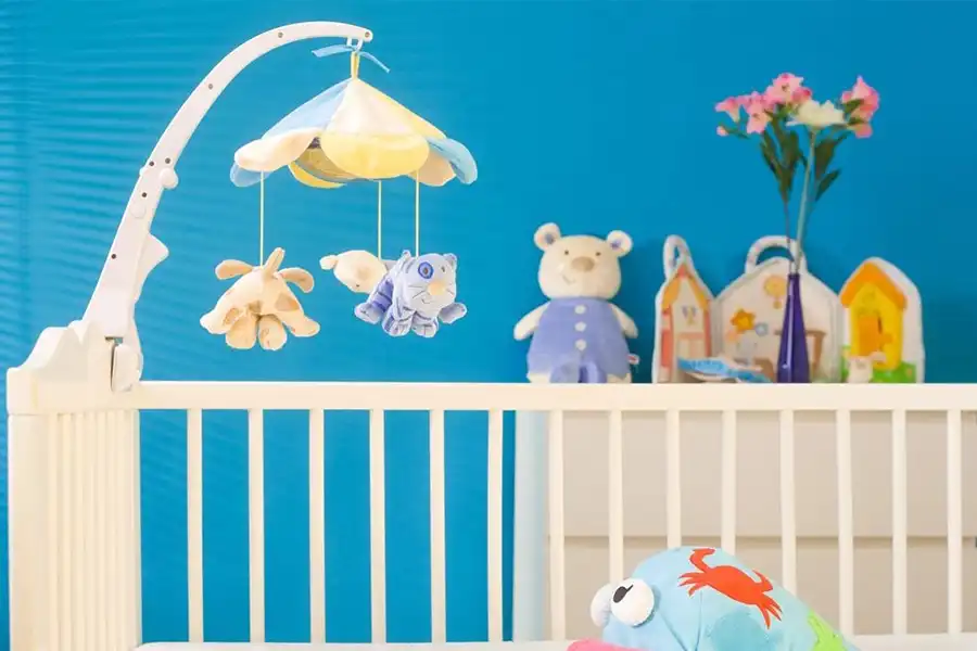 آویز گهواره با تختخواب، شامل آویزهایی است که به بالای تخت، گهواره یا کریر کودک وصل می‌شود.