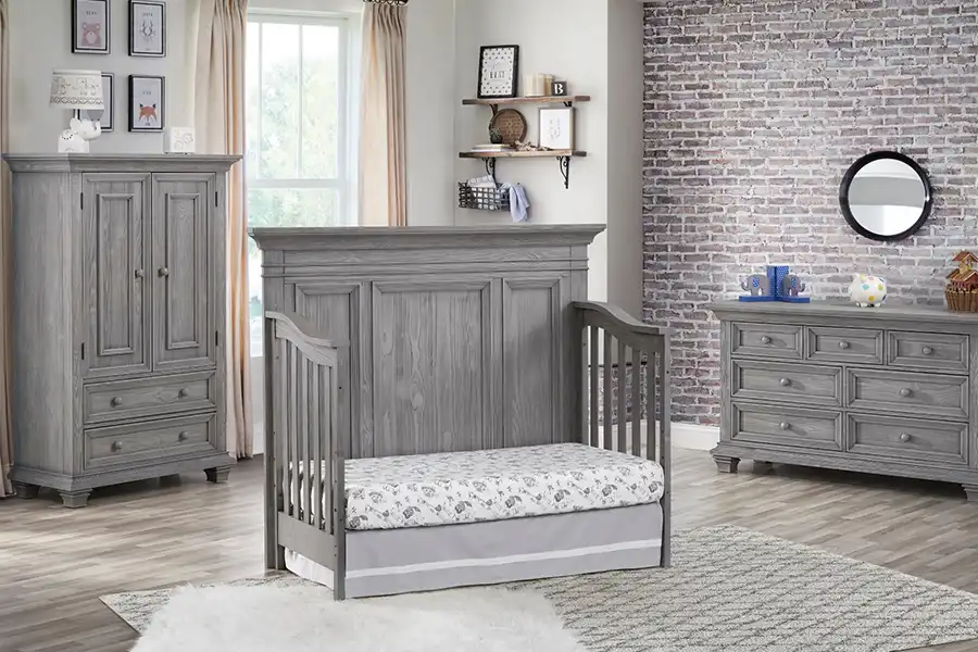 عوامل موثر بر قیمت تخت و کمد نوزاد شامل کیفیت مواد، برند و کشور سازنده، نوع پرداخت و طرح آن است.