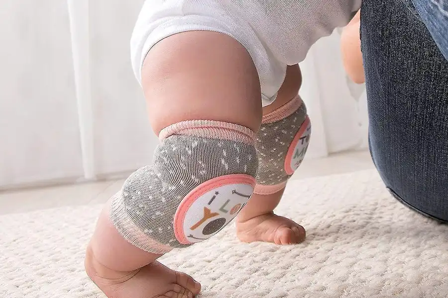 زانوبند کودک از زانوها هنگام راه رفتن و انجام دیگر فعالیت‌های بدنی محافظت می‌کند.