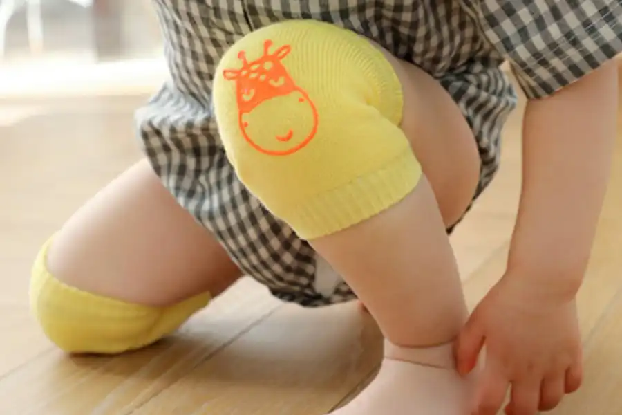 استفاده از زانوبند گلدوزی به محافظت از زانوی کودک دربرابر زخم شدن کمک می‌کند.