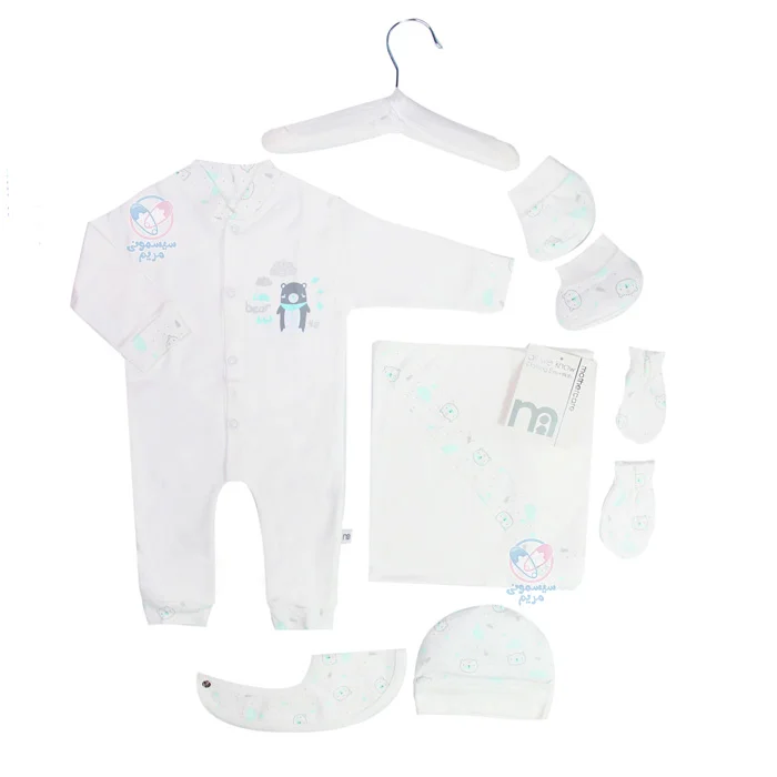 اقلام این ست زیبا، شامل سرهمی، کلاه، پاپوش، دستکش، دورپیچ کلاهدار، آویز لباس و پیشبند است.