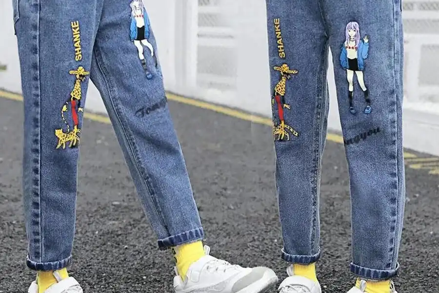 شلوار جین راسته، کلاسیکترین نوع از شلوارها است که قطعا میتواند مناسب هر نوع استایلی برای فرزند دلبندتان باشد.