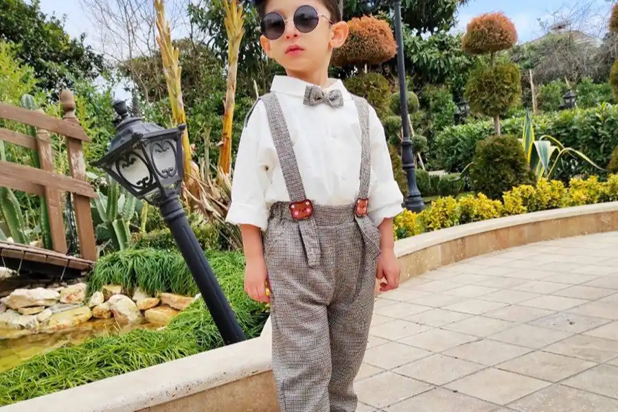 شلوارهای کودکانه ساسبنددار از سری شلوارهای بسیار شیک و اکثرا مناسب مهمانی محسوب میشوند.