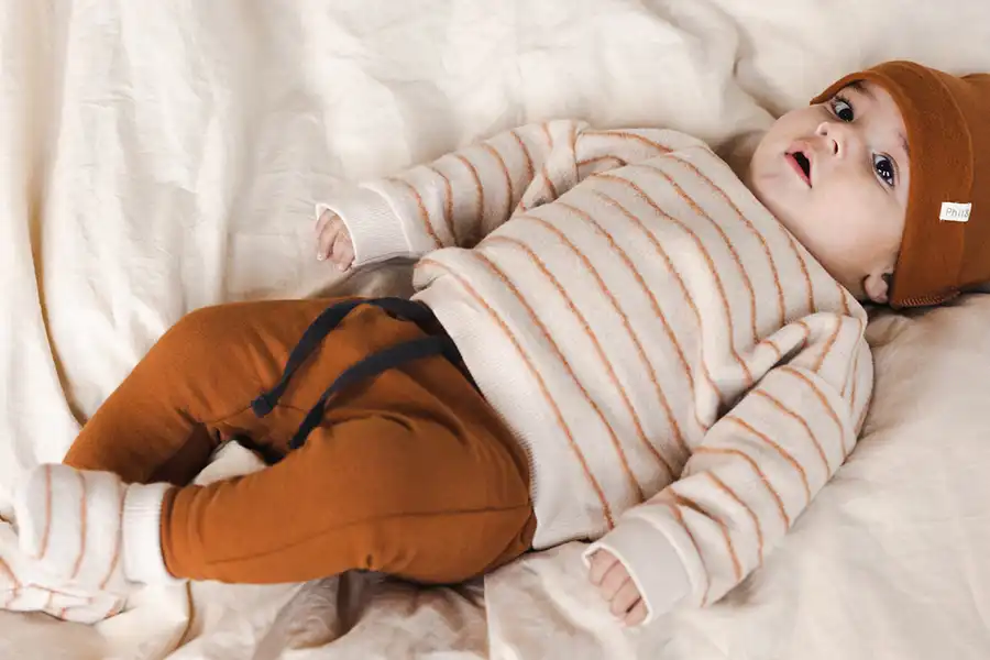 مهمترین نکته هنگام خرید شلوار برای کودکان، توجه به سایز آن است که باید بر اساس قد و وزن فعلی فرزندتان خریداری شود.