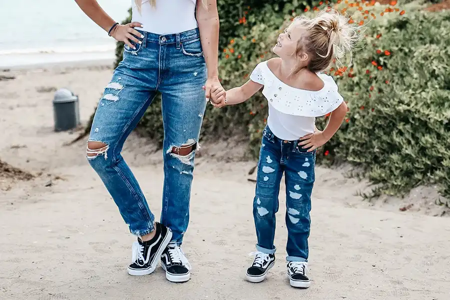 شلوارهای زاپدار، معمولا در طرحها مختلف تولید میشوند که محبوبترین آنها شلوار جینهای مام استایل بچهگانه است.