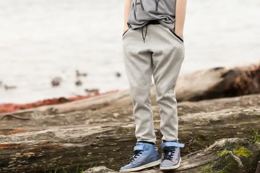 شلوار کودک علاوه بر اینکه باید جنس بسیار خوبی داشته باشد، بر اساس مد روز طراحی میشود.