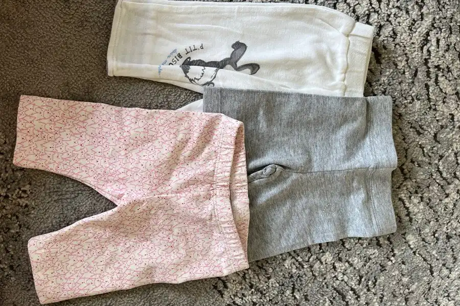 اگر کودک شما هنوز به سن انتخاب نرسیده، توصیه میکنیم ترکیبی از رنگهای روشن و تیره را برای کمد لباسهایش تهیه کنید.