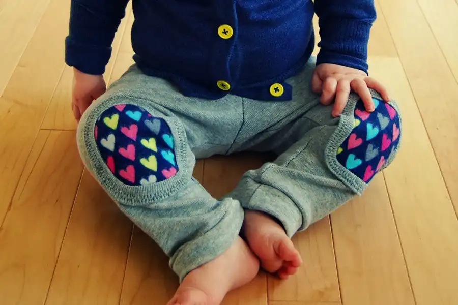 ضخامت پارچه شلوار کودک نباید بیش از حد کم باشد، چرا که باعث میشود در طول فعالیت او به سرعت خراب شود.