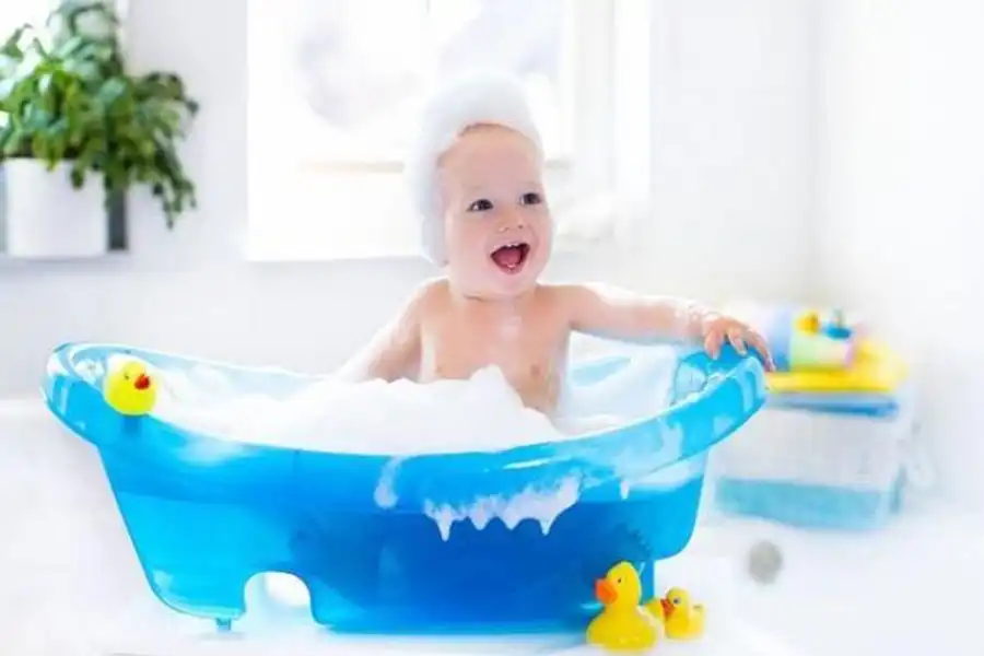 محافظ گوش چسبی چه در حمام و چه در استخر قابل استفاده است و دیگر نیاز نیست هیچ نگرانی از بابت نفوذ آب به درون گوش کودک و نوزاد خود داشته باشید.
