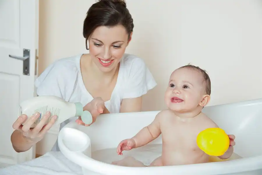 همیشه قبل از حمام کردن نوزاد، لوازم ضروری خود را آماده کنید.