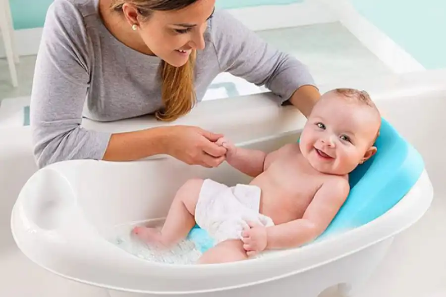 آسانشور برای حمام کردن نوزادان تا سن 6 ماهگی مناسب است.