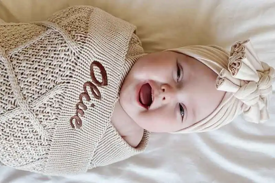 پتوی مناسب نوزاد در وهله اول باید گرم باشد و قابلیت تنفس آزاد را به کودک بدهد.