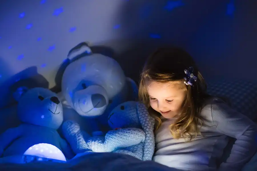 مطالعات نشان می‌دهد وجود نور در اتاق کودکان هنگام خواب، باعث رشد مغز آن‌ها می‌شود.