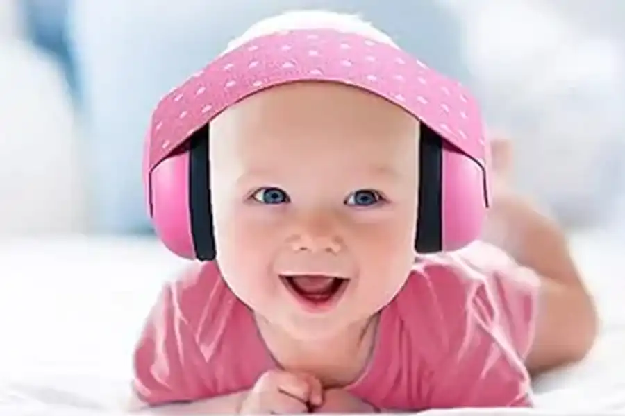گوش گیر نوزاد با پوشاندن مجرای بیرونی گوش نوزاد، مانع ورود صدا می‌شود.