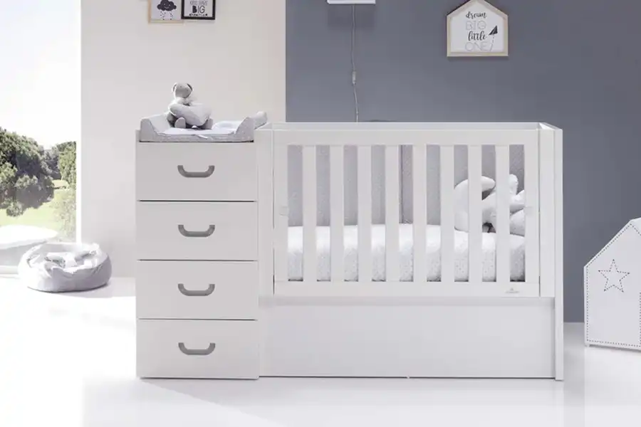 در طراحی بهترین تخت و کمد نوزاد از رنگ‌های غیرسمی برای سطح این محصولات استفاده شده است.