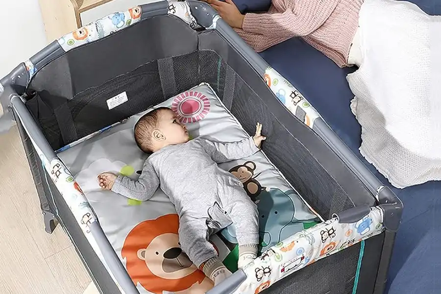 بهترین زمان استفاده از تخت کنار مادر، ماههای اول پس از تولد نوزاد است.