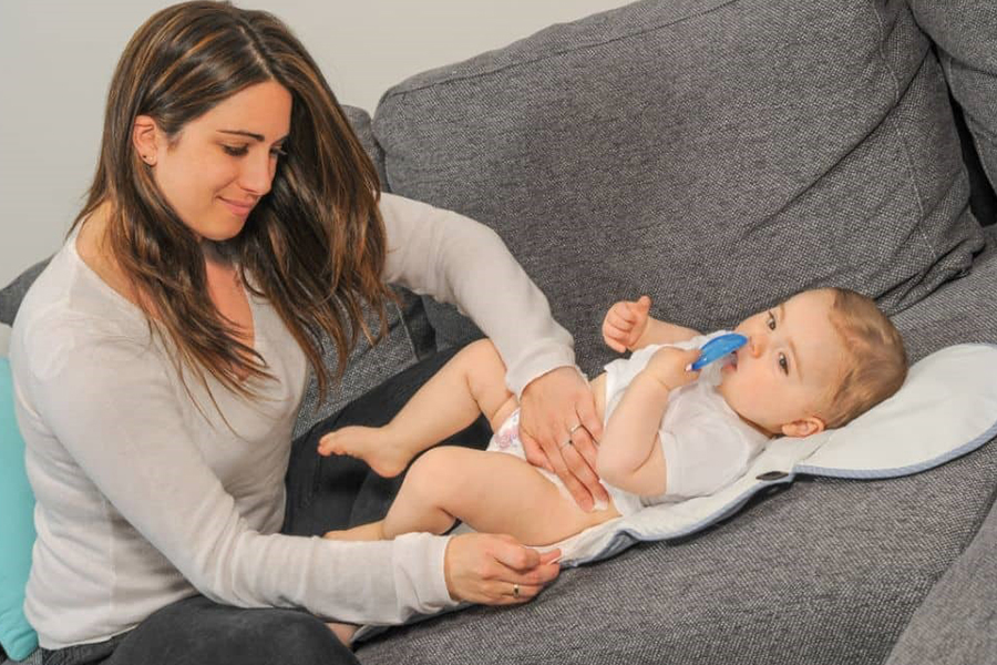 برخی از انواع زیرانداز تعویض نوزاد دارای یک بالشتک نرم هستند که به‌راحت‌بودن نوزاد کمک می‌کنند.