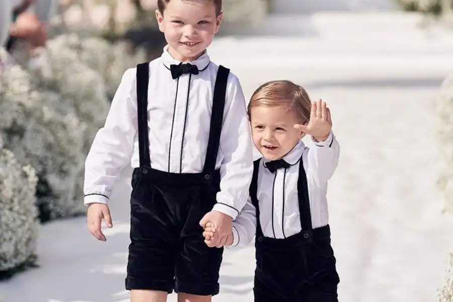 پوشیدن ساس بند و پاپیون، یک استایل کلاسیک و نوستالژی را به کودکان می‌دهد.