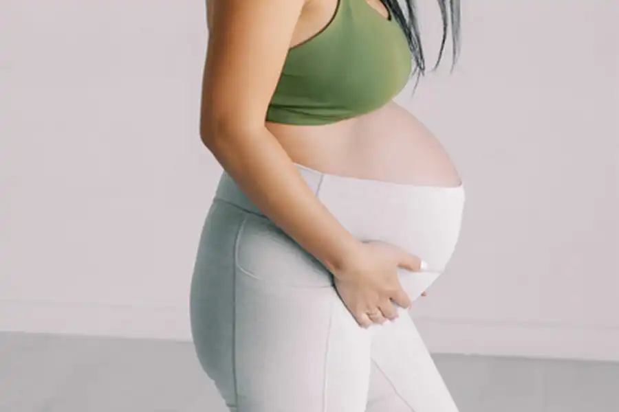 شورت‌های بارداری از پارچه‌های نخ‌پنبه و لطیف تولید شده‌اند و کش‌سانی آن متناسب با برجستگی‌های بدن مادر طراحی شده است.