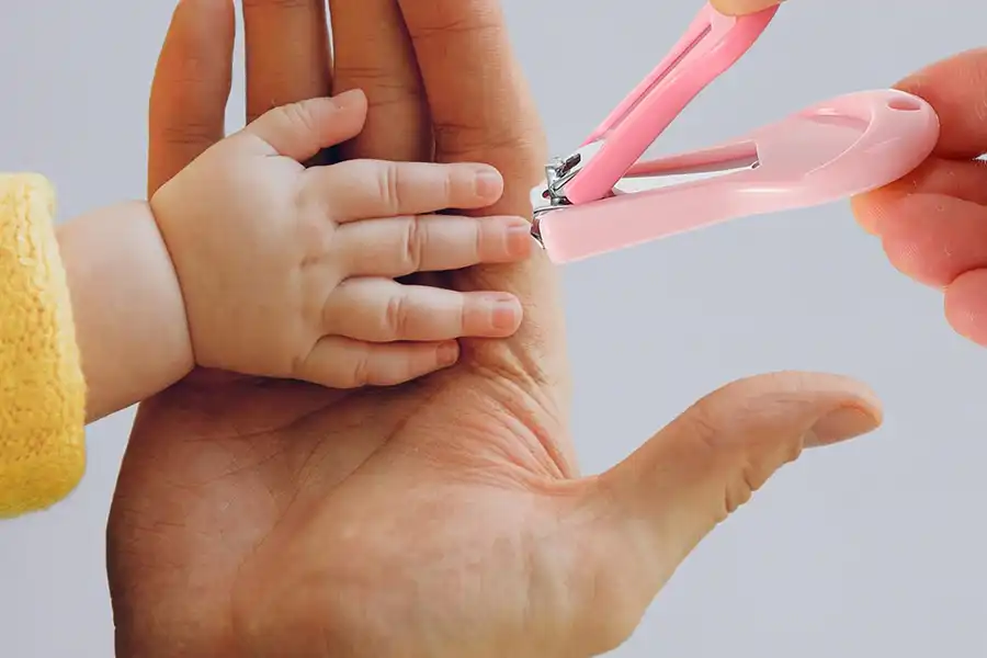 برخی از ناخن گیرهای نوزاد، دارای یک محافظ هستند که از بریدن بیش‌ازاندازه ناخن جلوگیری‌ می‌کند.