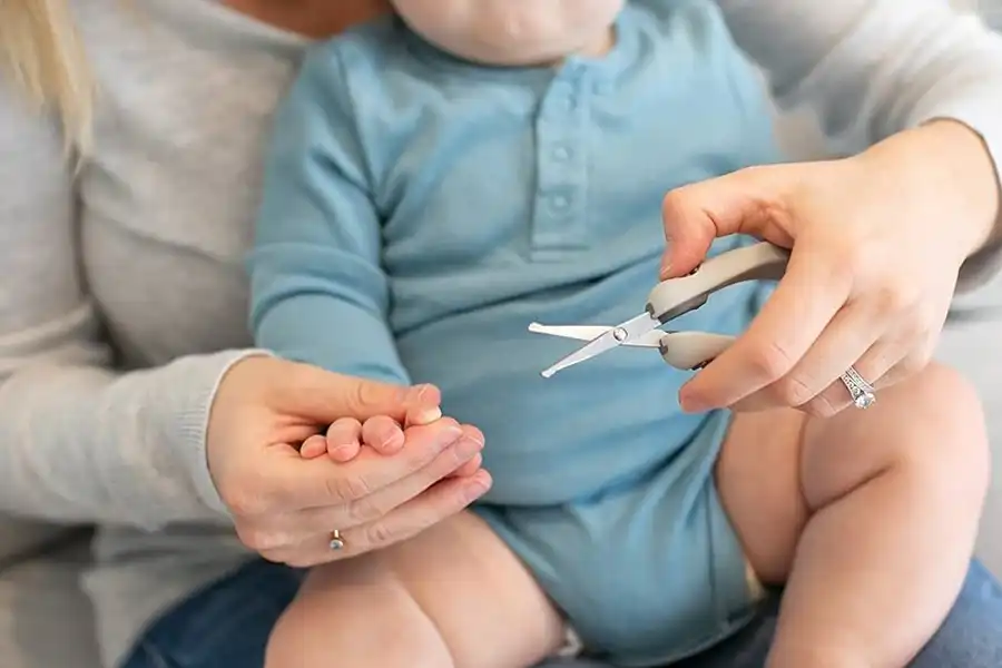 طراحی قیچی و ناخن گیر نوزاد، به‌گونه‌ای است که کاملاً ارگونومیک هستند و به‌راحتی در دست قرار می‌گیرند.