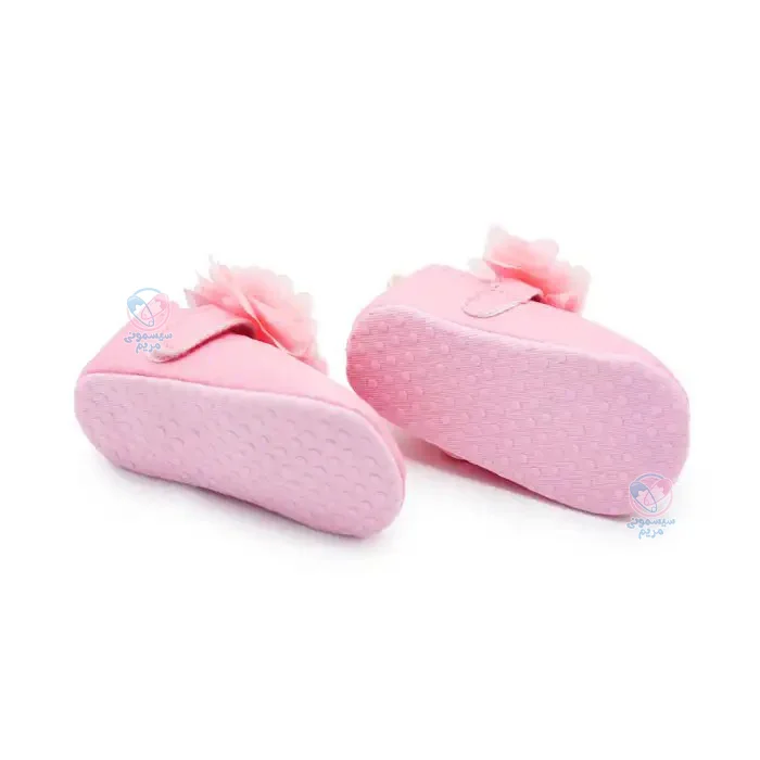 پاپوش مستر شوز Mr Shoes روی بند شکوفه، بسیار مقاوم و سبک و انعطاف‌پذیر است.