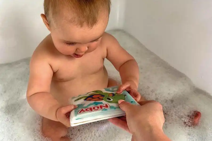 کتاب‌های مخصوص حمام، به کودکان در سرگرم‌شدن و لذت‌بردن از حمام‌رفتن کمک می‌کند.