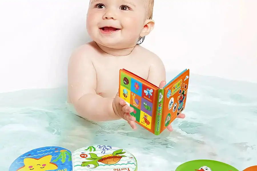 کتاب‌های حمام از مواد ایمن و باکیفیتی ساخته شده و دارای تصاویر با کیفیت و رنگارنگی هستند که توجه کودک را به خود جلب می‌کنند.