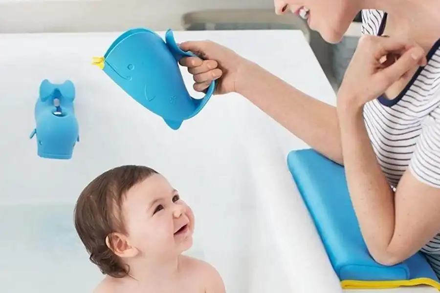 با استفاده از آبریزهای حمام، می‌توانید بازی‌های مختلفی را با کودک خود انجام دهید.