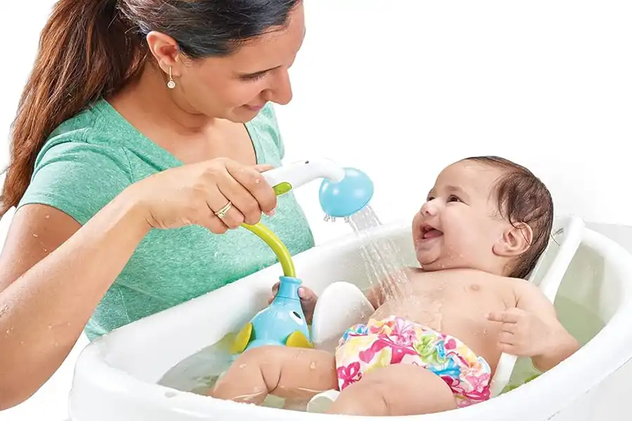 استفاده از آبریزهای اسباب‌بازی، حمام‌کردن را برای کودکان سرگرم‌کننده‌تر می‌کند.