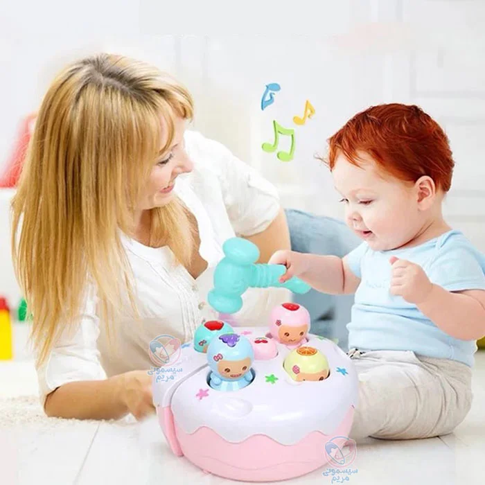 اسباببازی شامل یک کیک با چهار عروسک با سرهای عروسکی میوهای و یک چکش