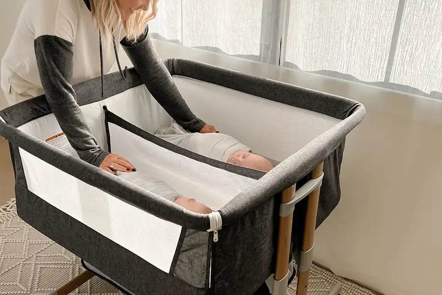 تخت و پارکها فضایی امن و راحت را برای خوابیدن و بازیکردن کودکان فراهم کرده و به والدین این امکان را میدهند که به راحتی از آنها مراقبت کنند.