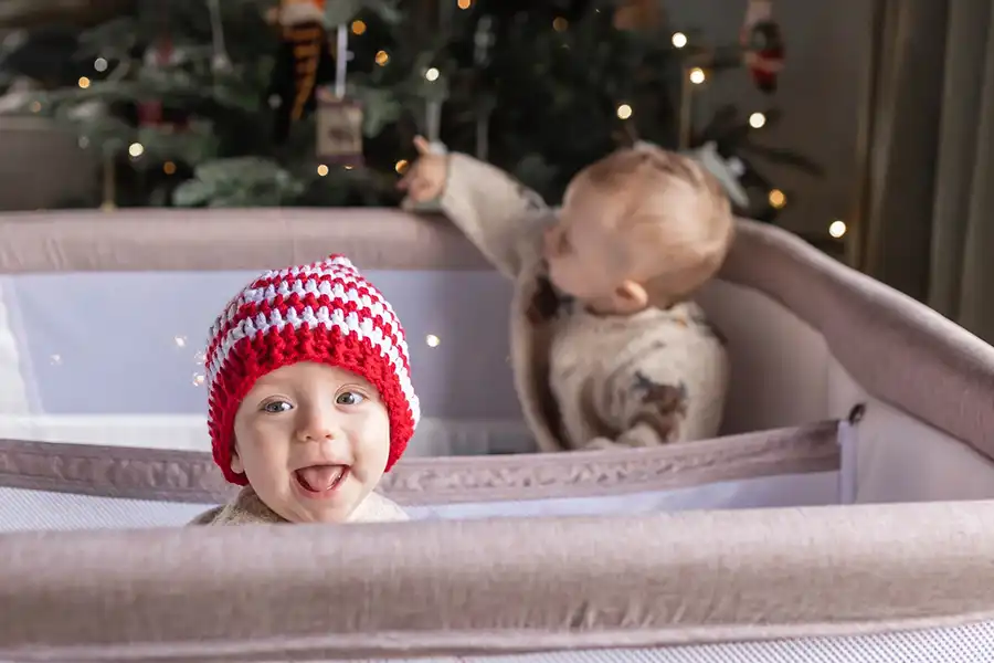 زمانی که دوقلوها بیدار هستند، میتوانید از تخت و پارک بهعنوان مکانی برای بازیکردن آنها استفاده کنید.